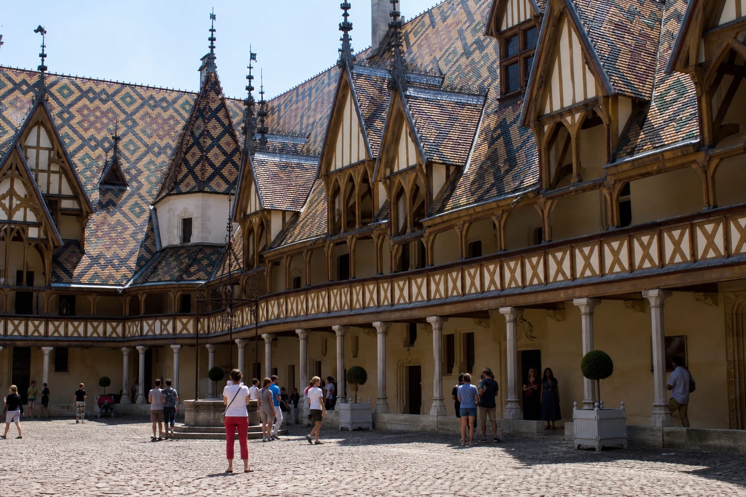 Toit de tuiles vernissées polychromes des Hospices de Beaune