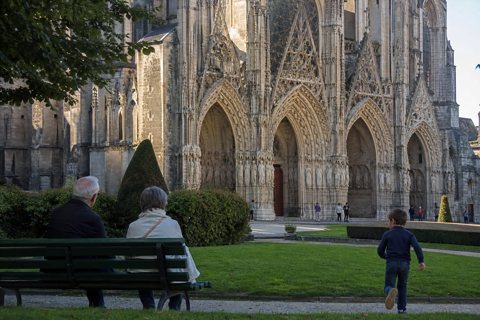 Façade à cinq portails de la cathédrale de Bourges vue depuis les jardins en contrebas