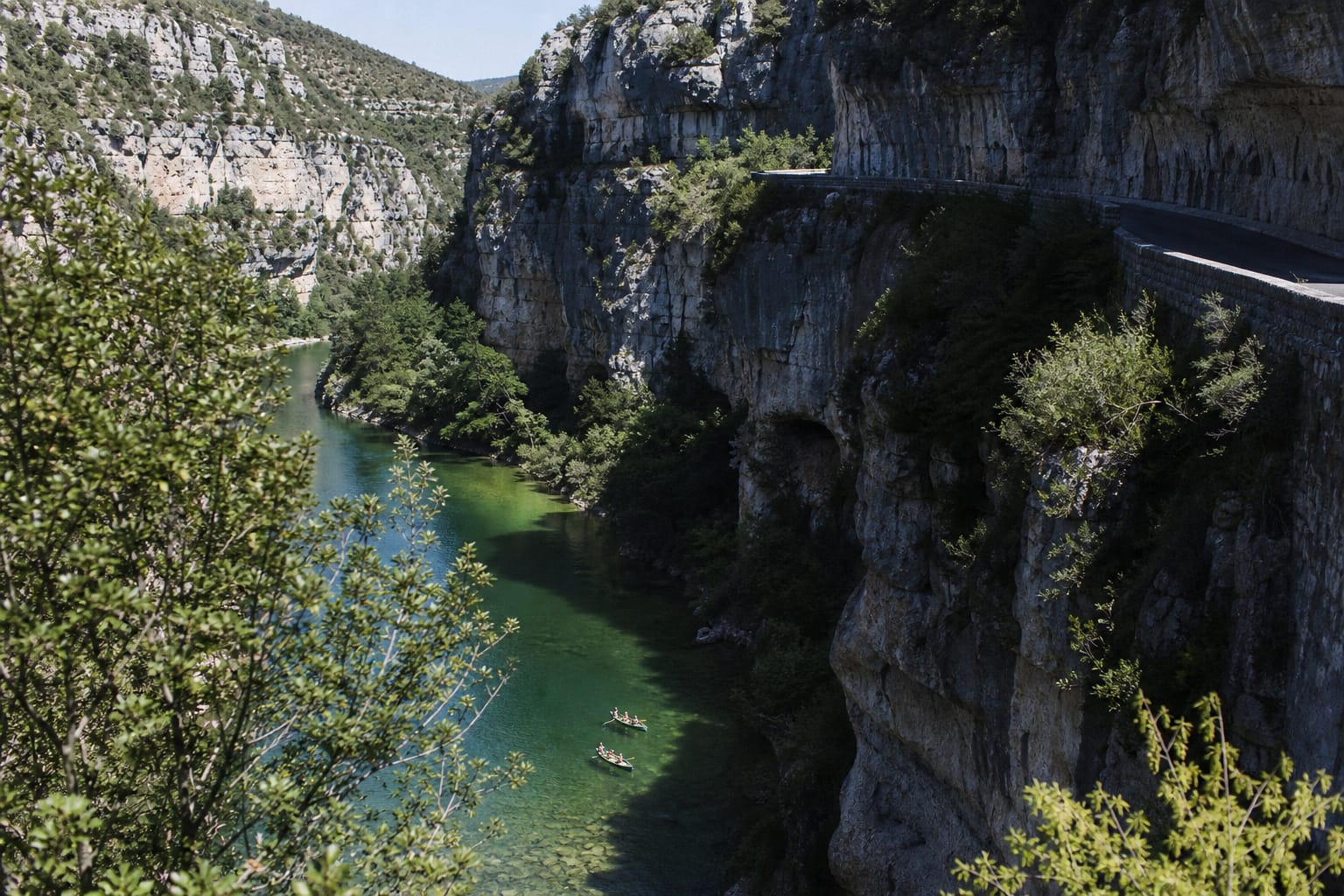 Méandre du Tarn encaissé entre des falaises calcaires, canoës sur l'eau verte