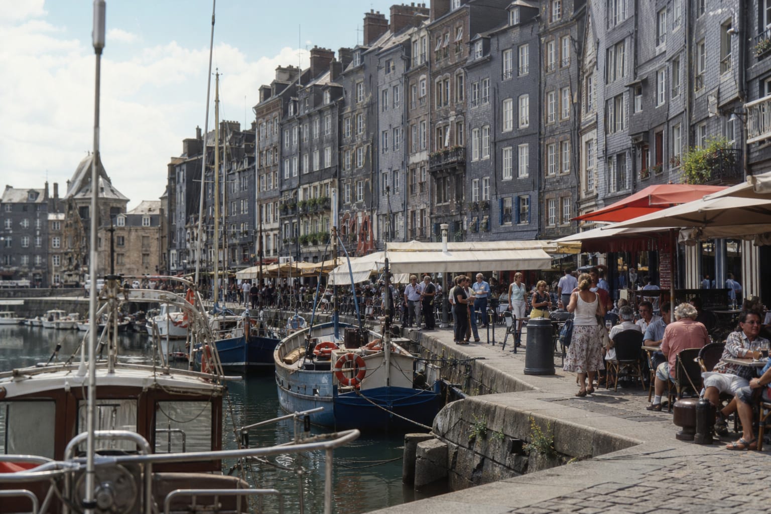 Vieux bassin de Honfleur bordé de maisons hautes et étroites, bateaux de pêche