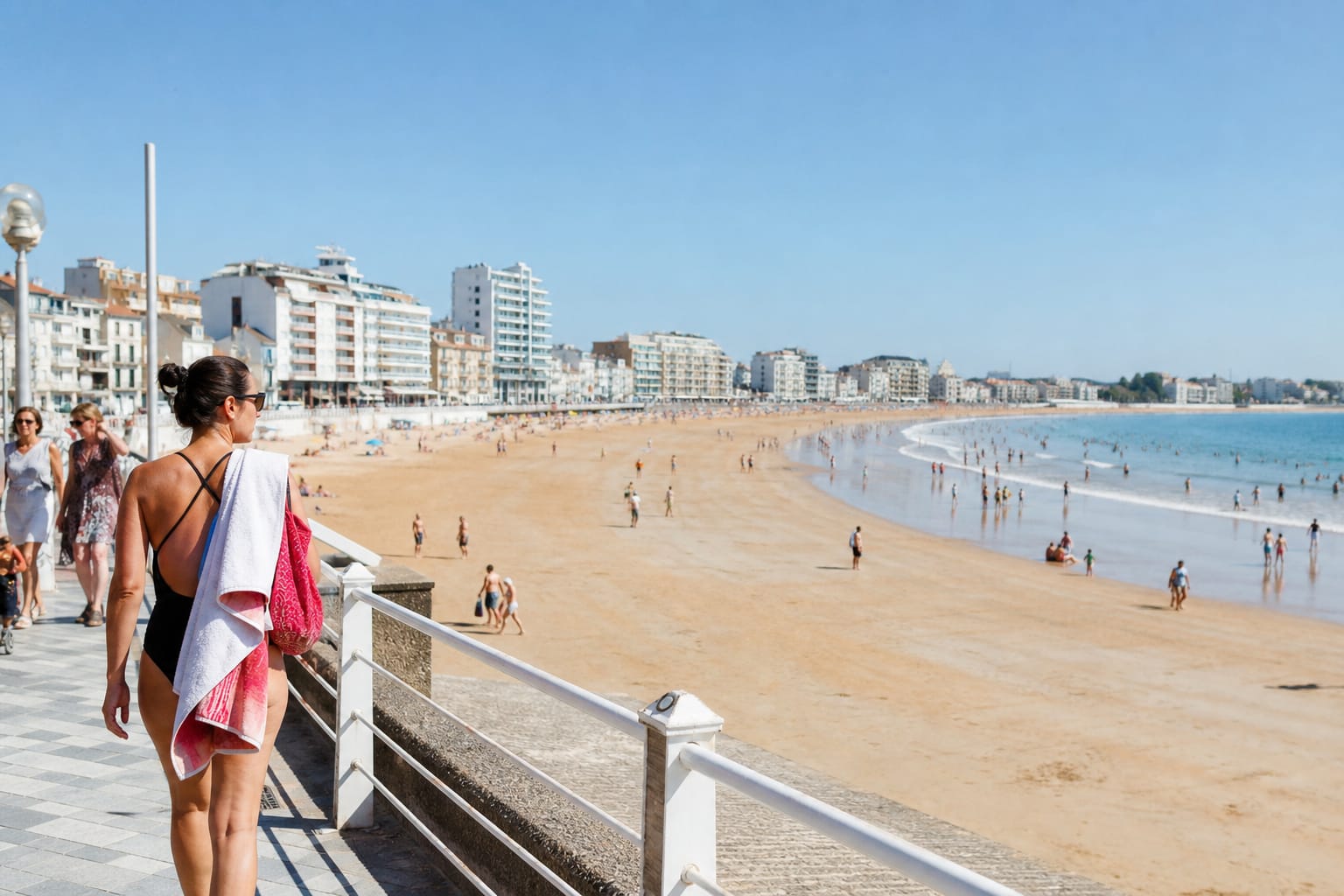 Grande plage des Sables-d'Olonne en arc de cercle avec baigneurs et front de mer