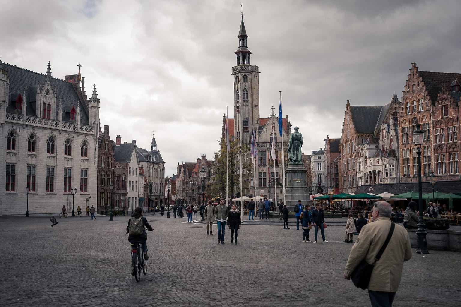 Grand-Place de Lille bordée de façades flamandes sous un ciel de nuages