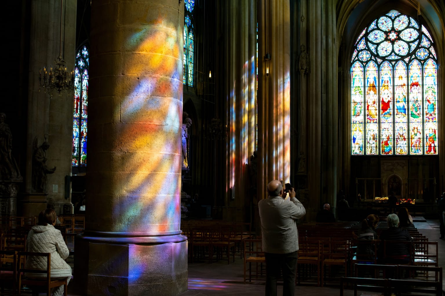 Vitraux colorés projetant leur lumière sur les piliers de la cathédrale de Metz