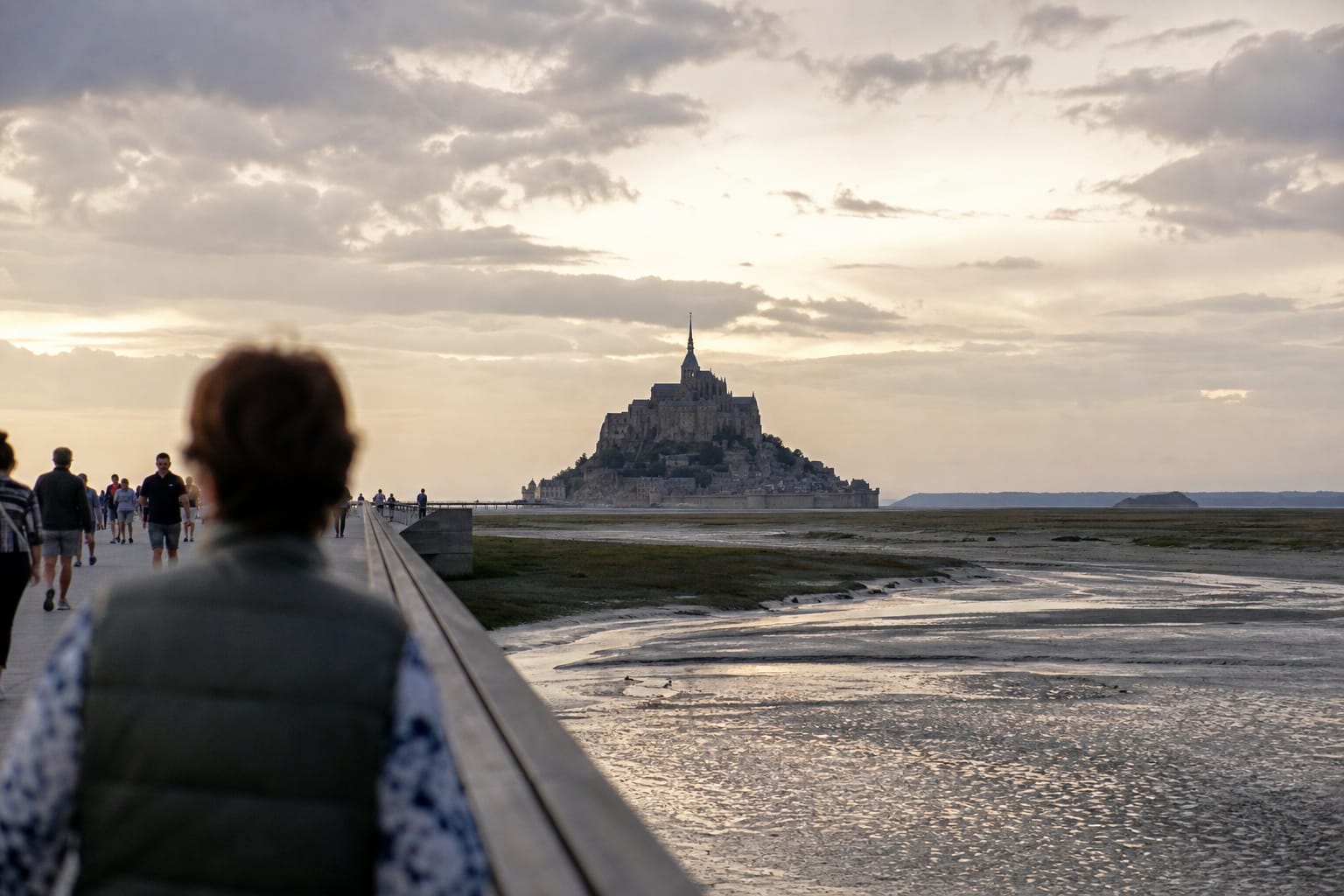 Le Mont-Saint-Michel et son abbaye vus depuis les grèves à marée basse