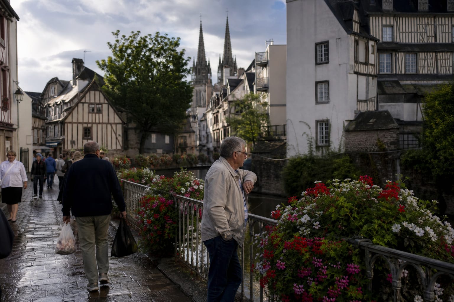 Maisons à colombages bordant l'Odet et les flèches de la cathédrale de Quimper