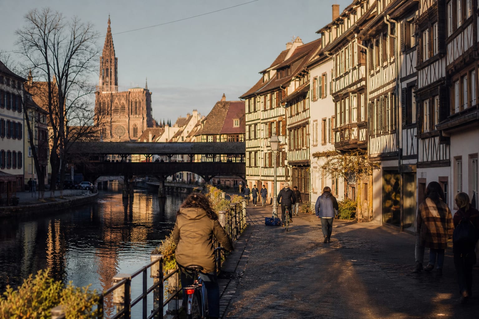 Maisons à colombages au bord d'un canal dans la Petite France à Strasbourg