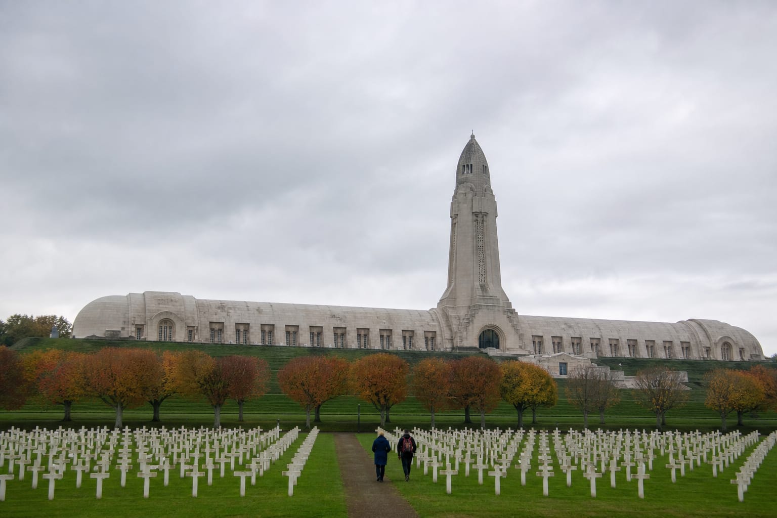 Ossuaire de Douaumont et sa tour dominant les rangées de croix blanches de la nécropole nationale, sous un ciel gris d'automne