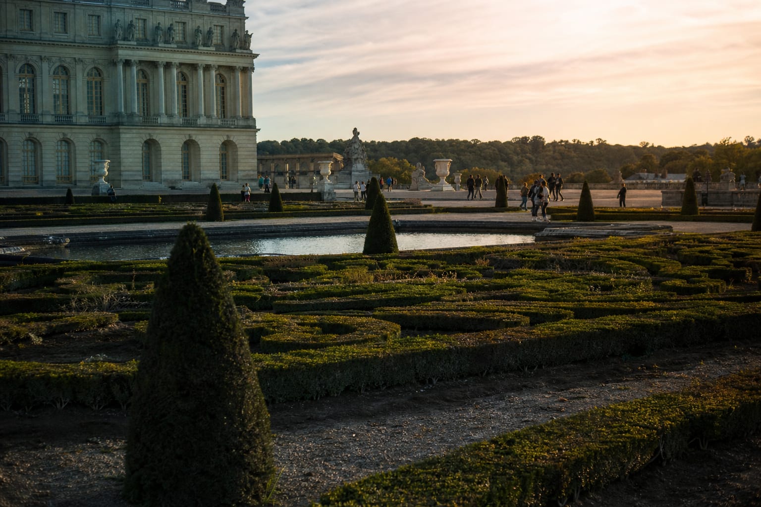Jardins à la française de Versailles avec bassins et allées taillées