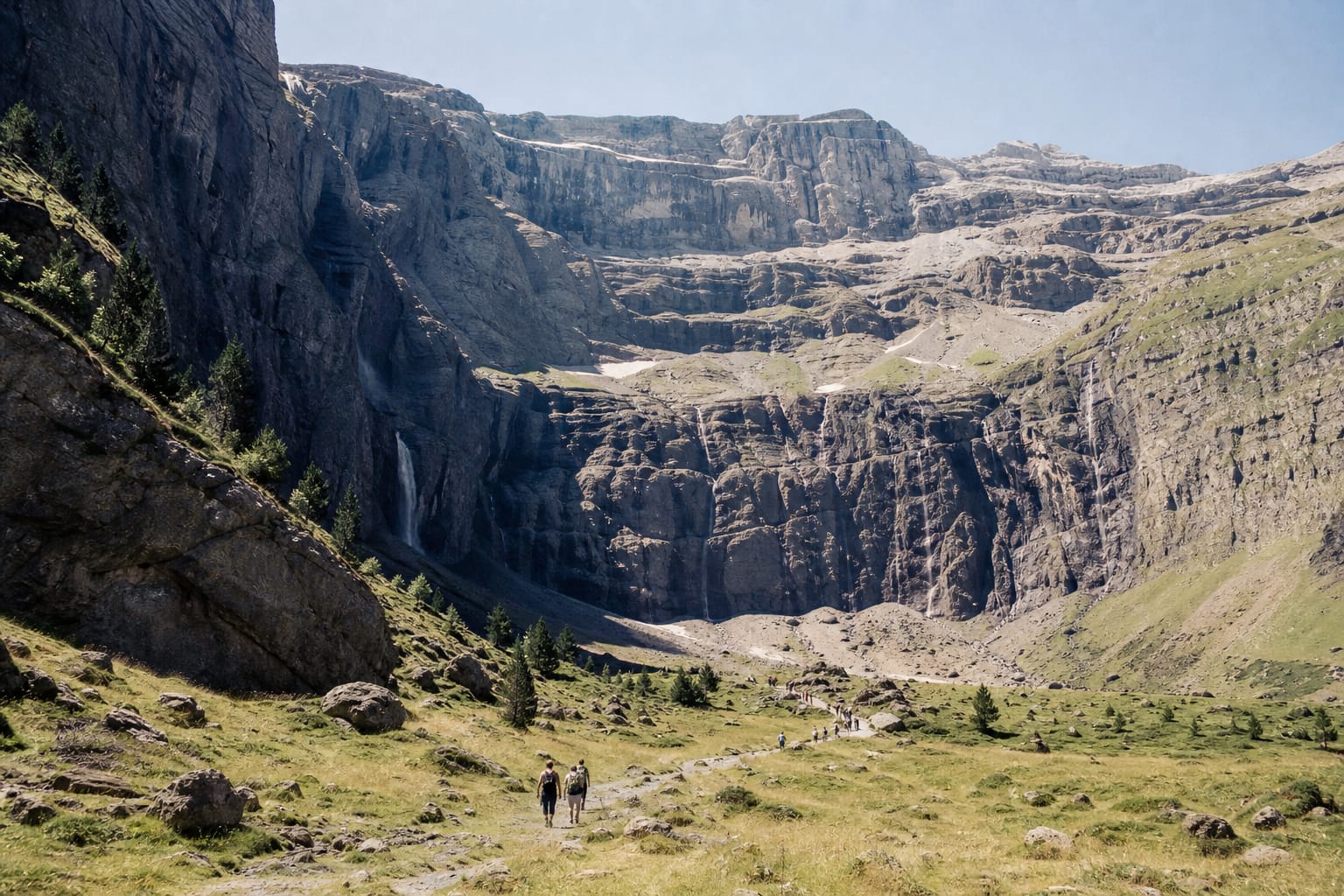 Cirque de montagne aux parois verticales avec cascade et prairie d'altitude