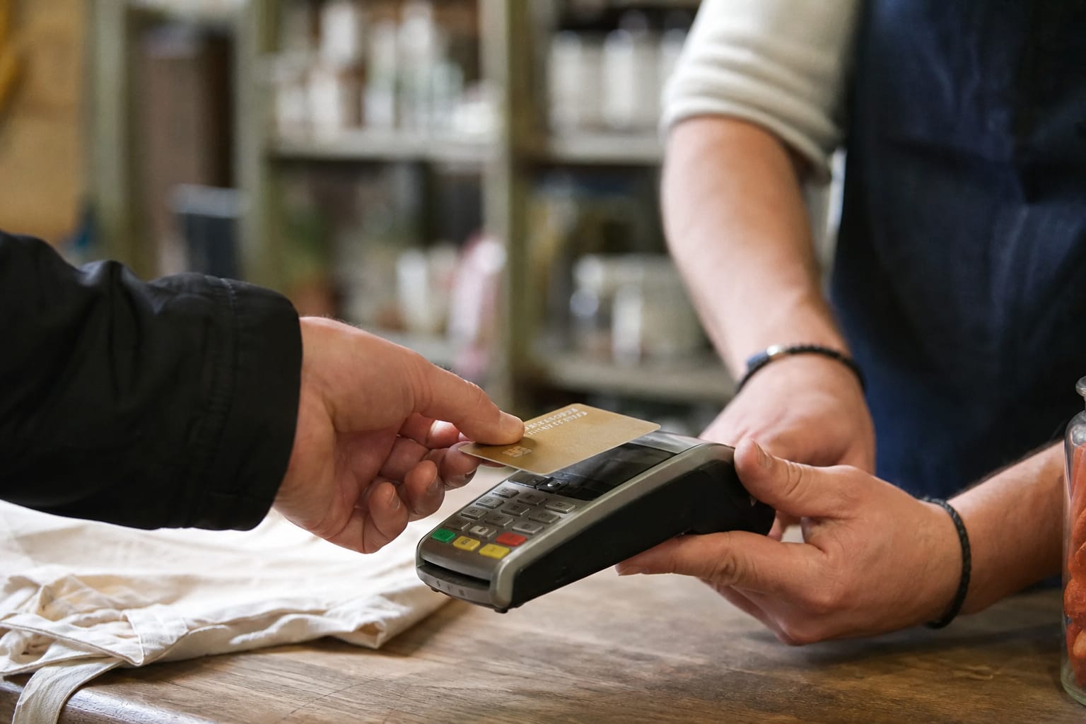 Paiement sans contact au comptoir d'un commerce de proximité