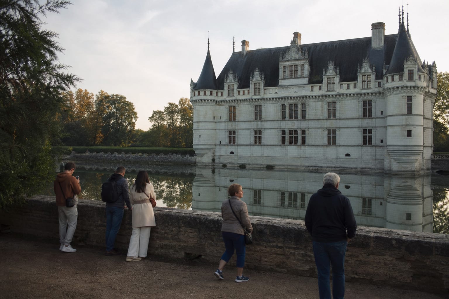 Château Renaissance reflété dans l'eau de ses douves