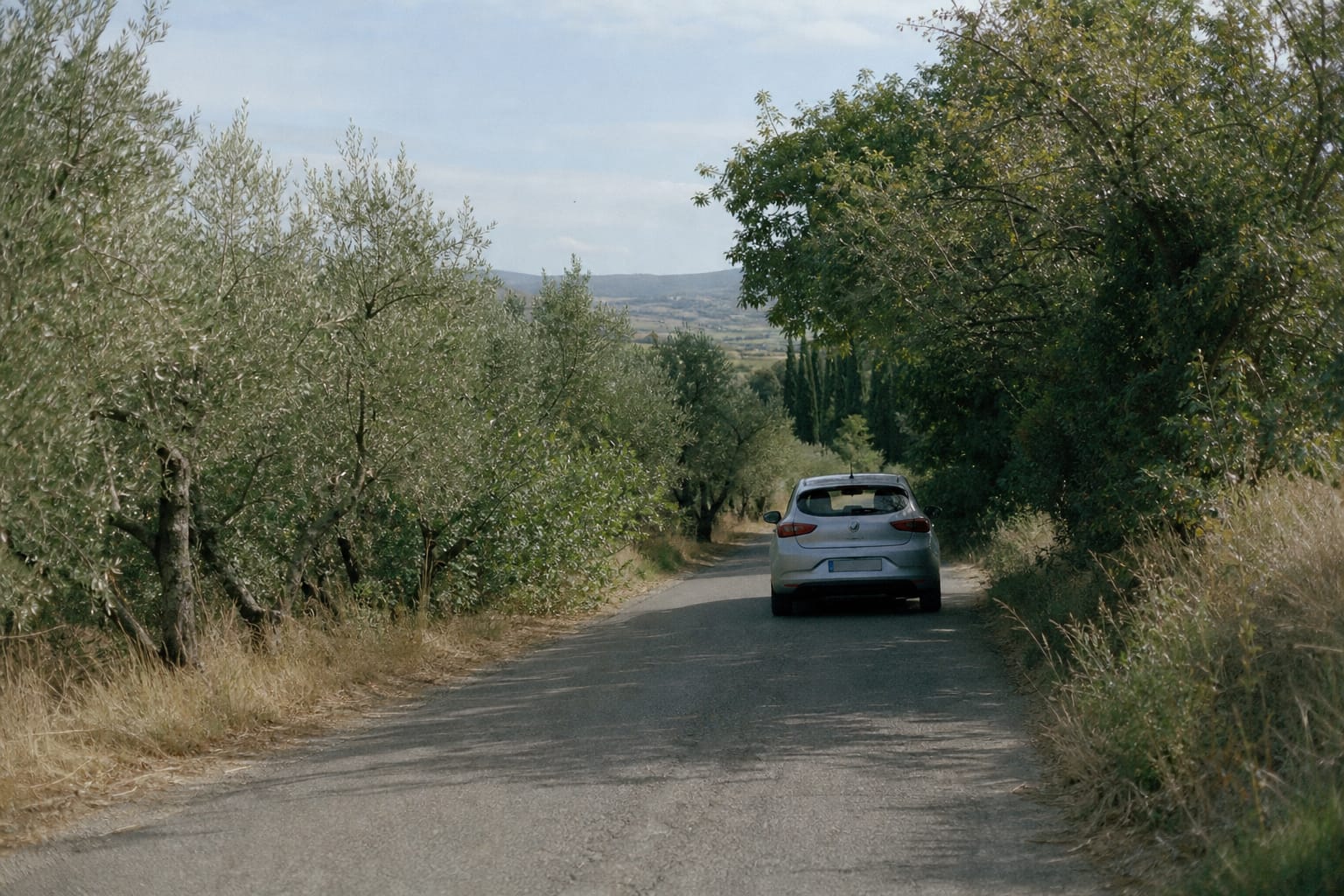 Voiture de location sur une route de campagne au soleil