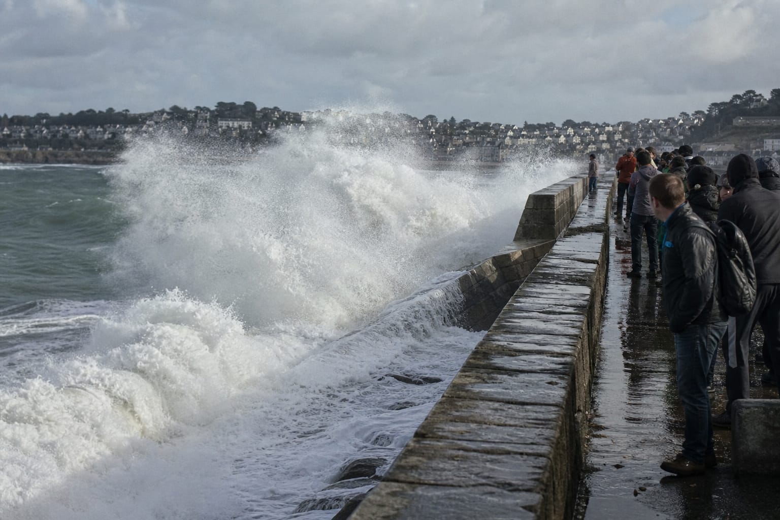 Vagues puissantes frappant une digue lors d'une grande marée