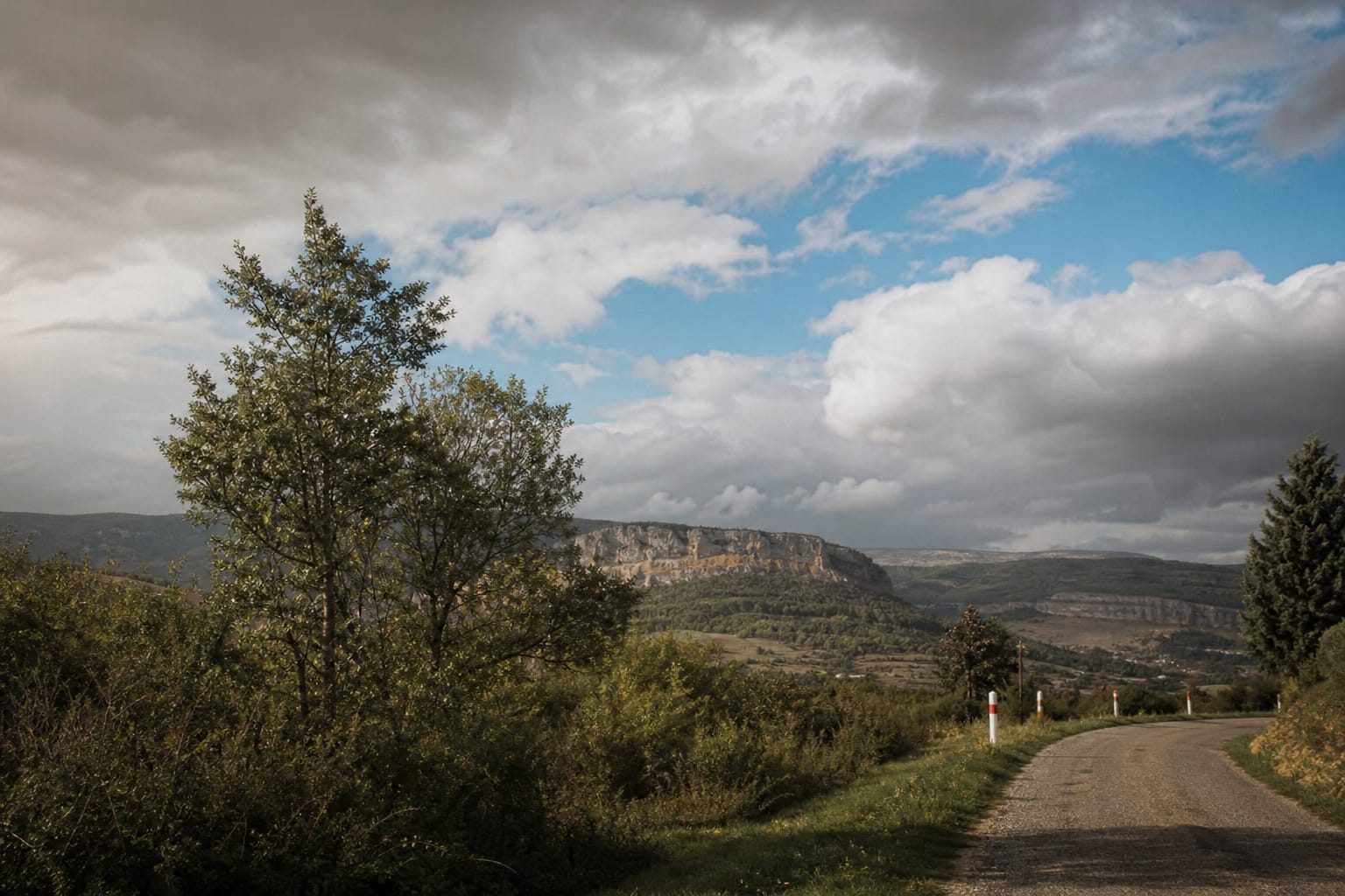 Ciel changeant avec nuages et éclaircies au-dessus d'un paysage