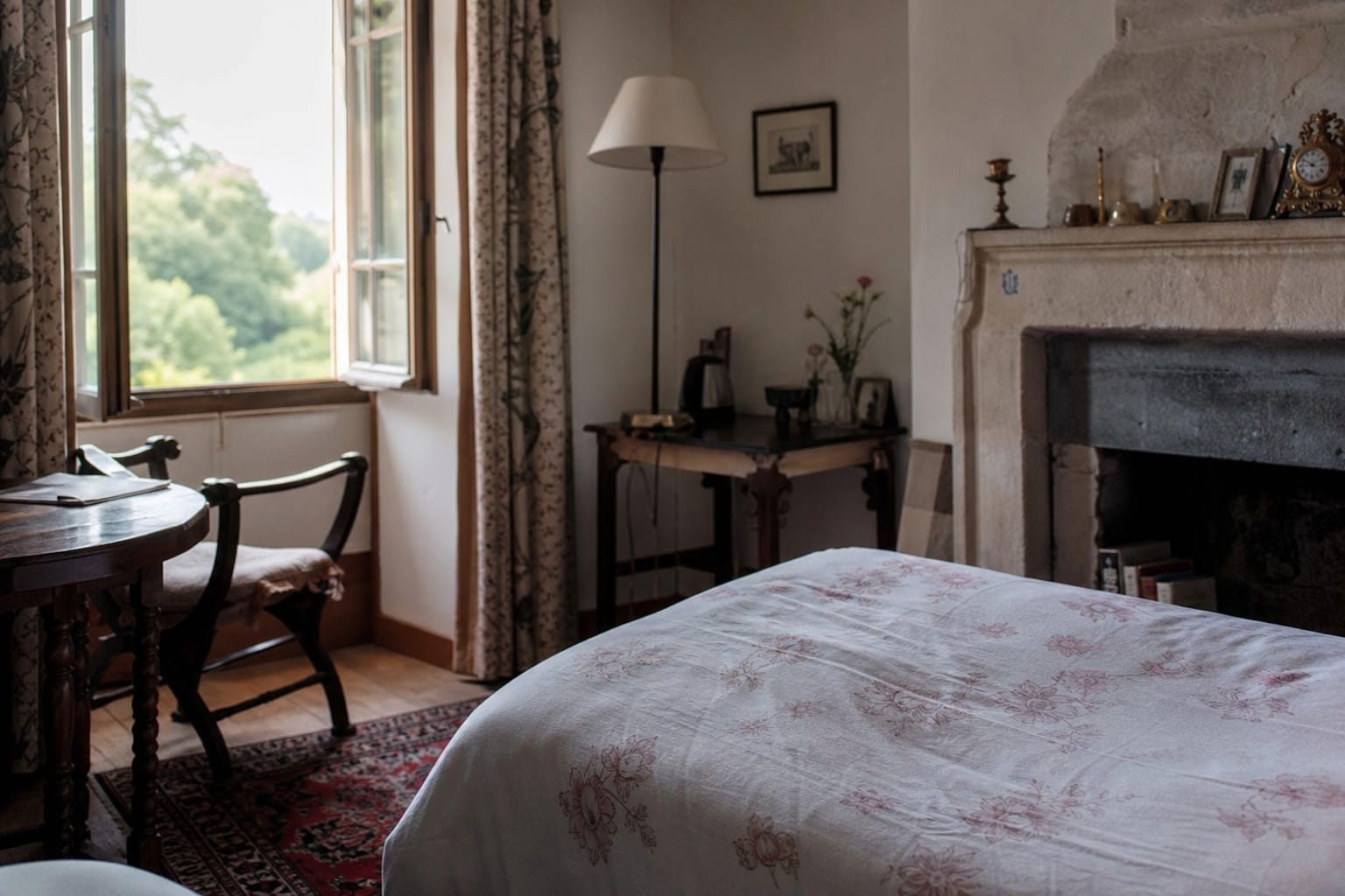 Chambre d'hôtes lumineuse avec fenêtre ouverte sur la campagne