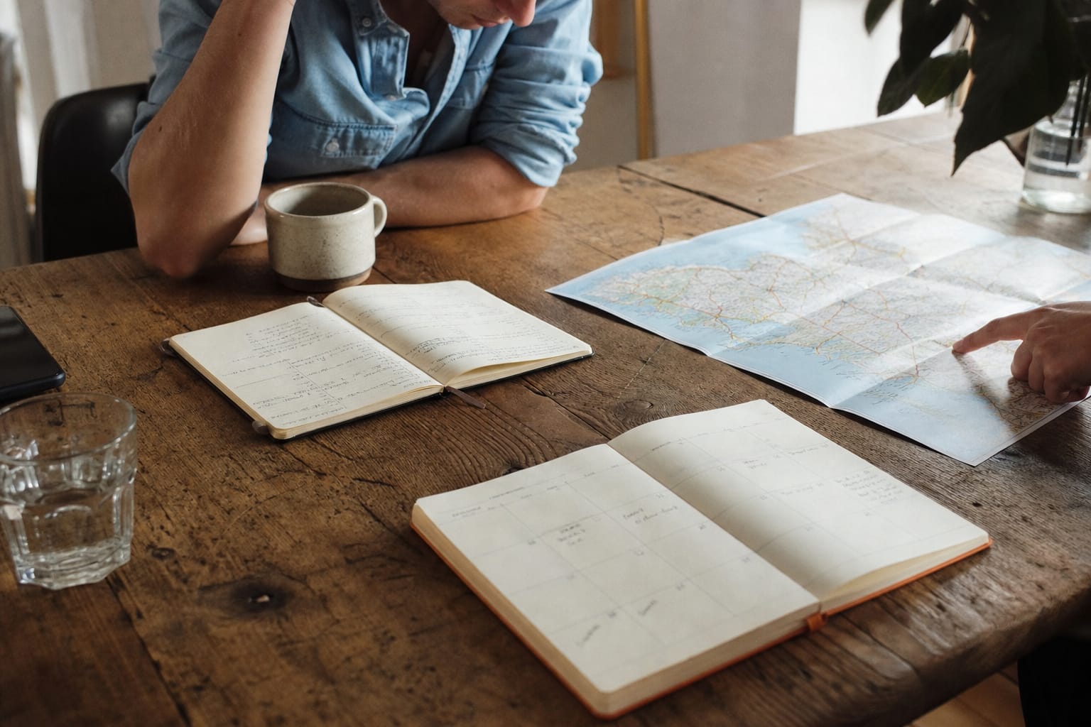 Calendrier et carnet ouverts sur une table de travail