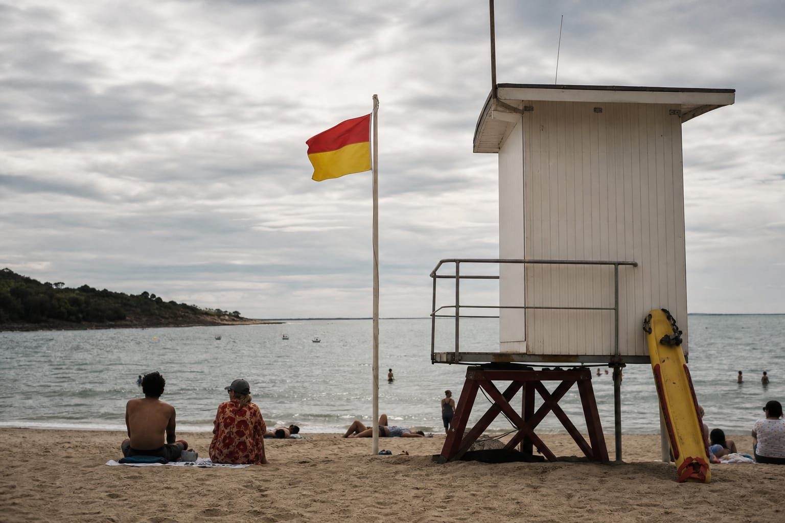Poste de secours et drapeau de baignade sur une plage