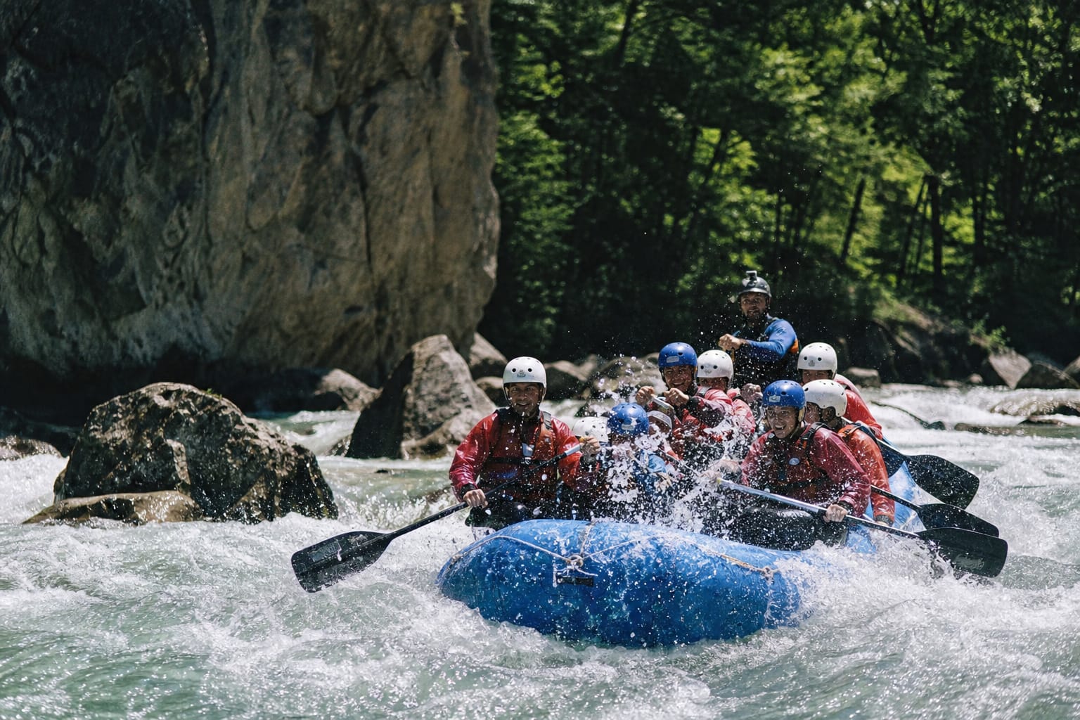 Canoës descendant une rivière verte encaissée entre des falaises calcaires