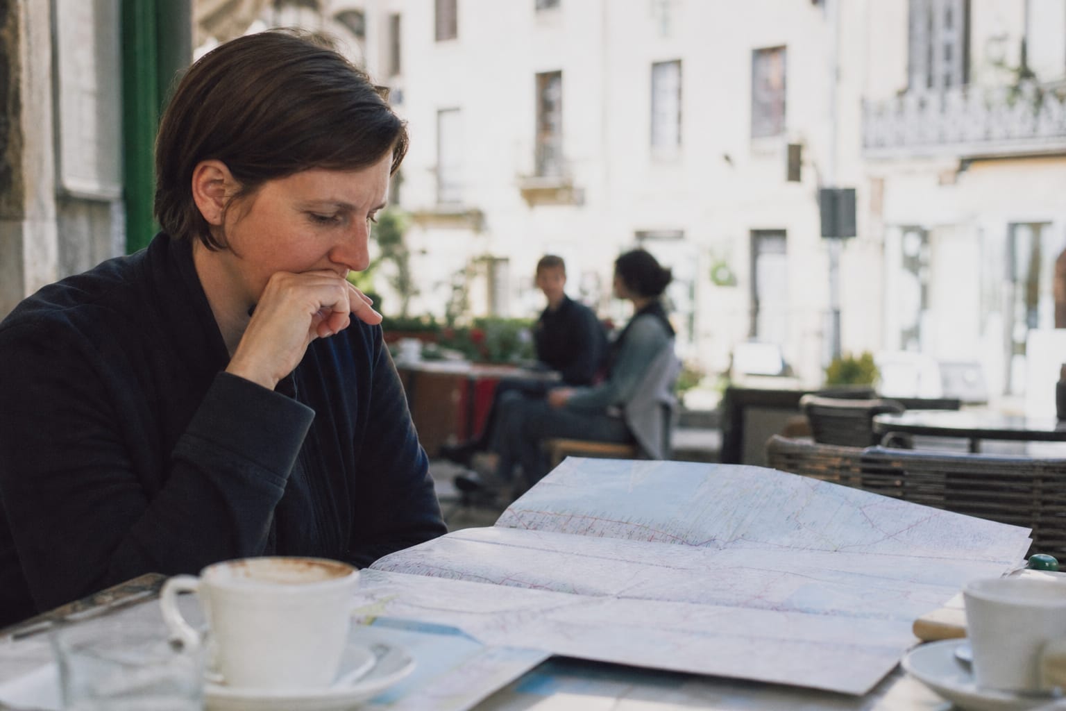 Carte routière et café sur une table de terrasse au matin